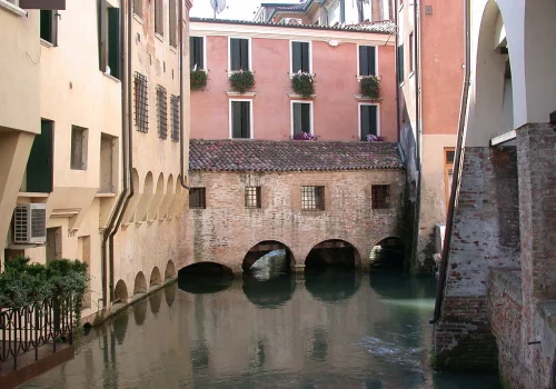 1024px-Treviso_-_Il_canale_dei_Buranelli.webp