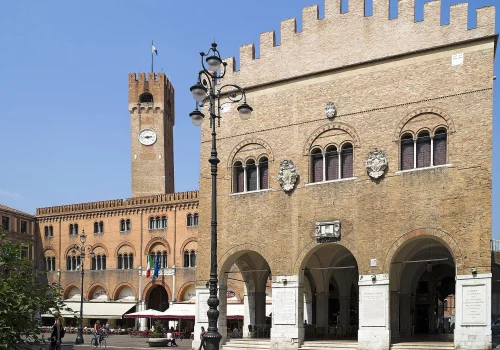 Piazza_dei_Signori_e_Palazzo_dei_Trecento.webp